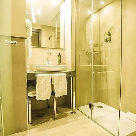 Azz Asturias Langrehotel & מלון לנגראו
