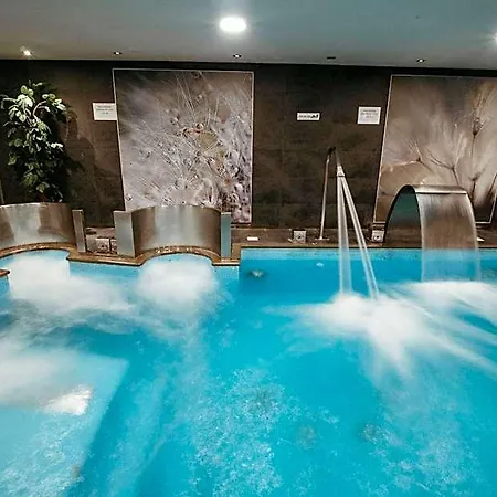 Azz Asturias Langrehotel & מלון