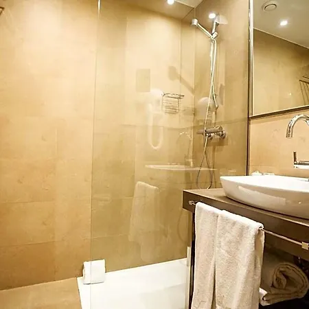 Azz Asturias Langrehotel & לנגראו